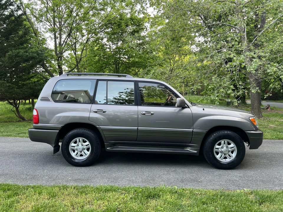 2000 Lexus LX 2nd Gen - Image 23 of 31