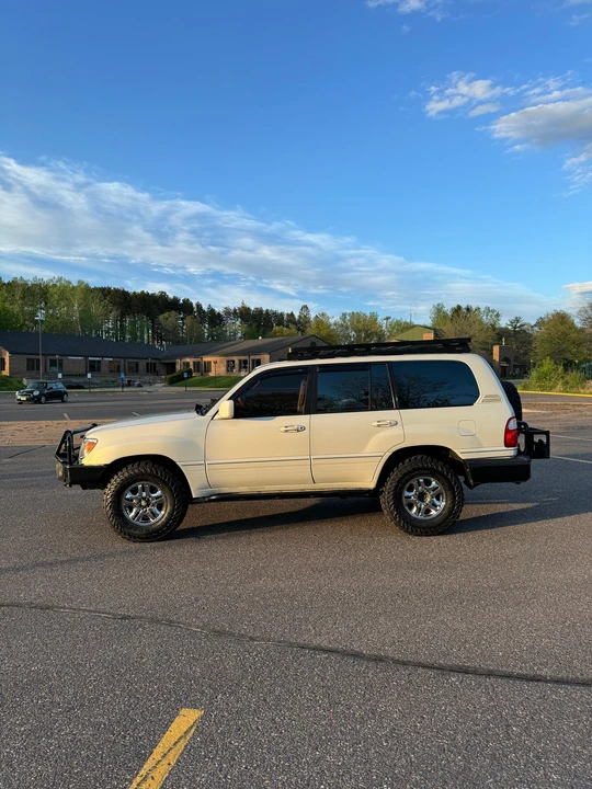2000 Lexus LX 2nd Gen - Image 23 of 31