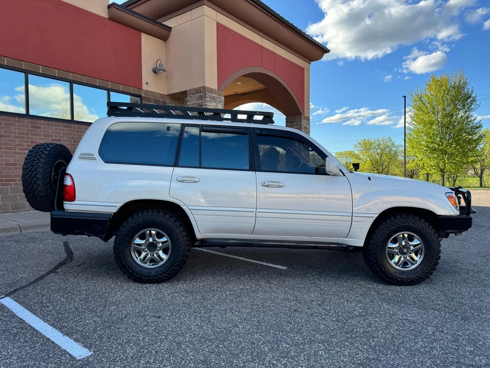 2000 Lexus LX 2nd Gen - Image 18 of 31