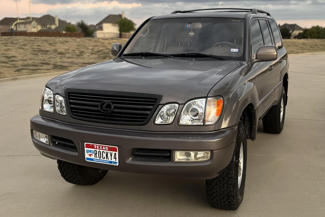 2000 Lexus LX 2nd Gen - Image 2 of 31