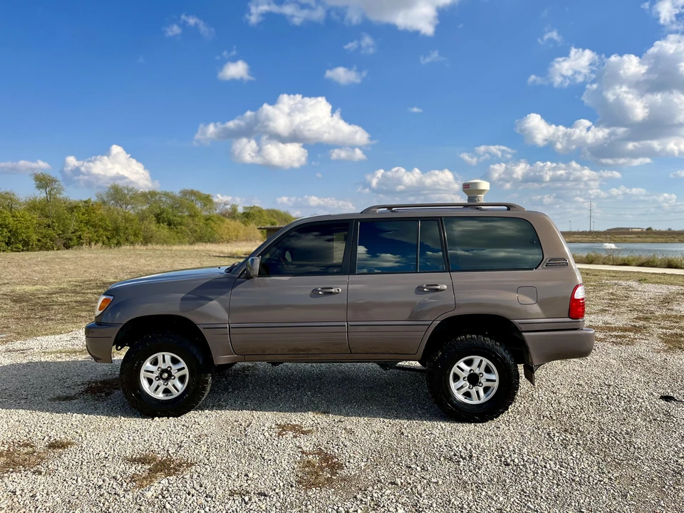 2000 Lexus LX 2nd Gen - Image 12 of 31