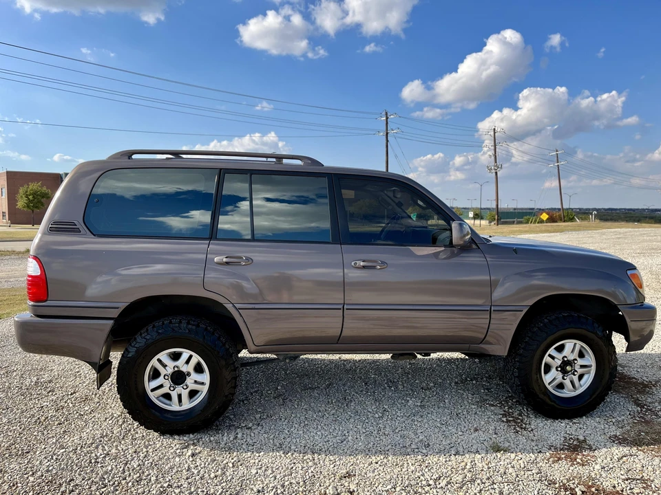 2000 Lexus LX 2nd Gen - Image 17 of 31