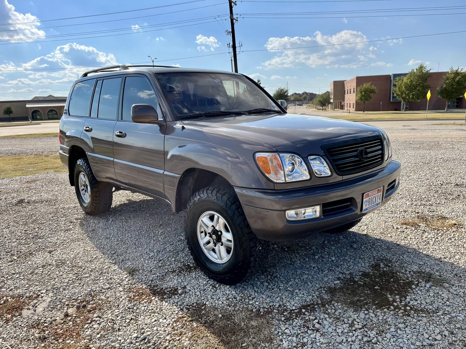 2000 Lexus LX 2nd Gen - Image 18 of 31