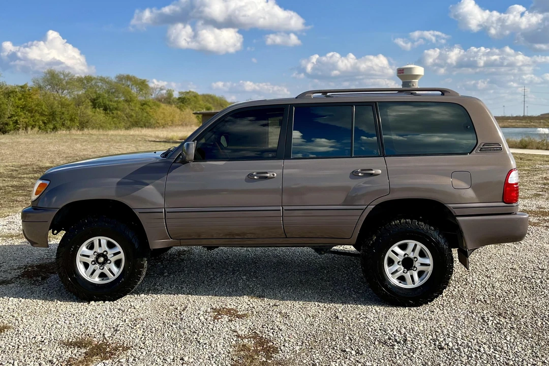 2000 Lexus LX 2nd Gen - Image 3 of 31