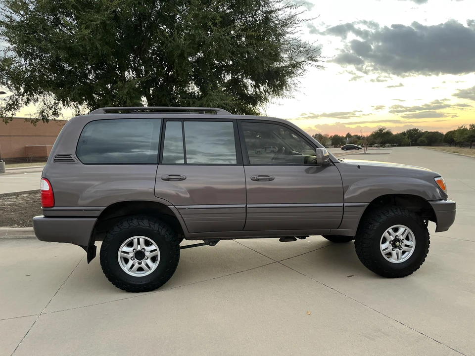2000 Lexus LX 2nd Gen - Image 16 of 31