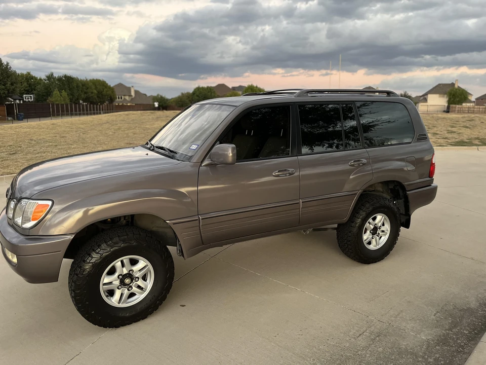 2000 Lexus LX 2nd Gen - Image 11 of 31