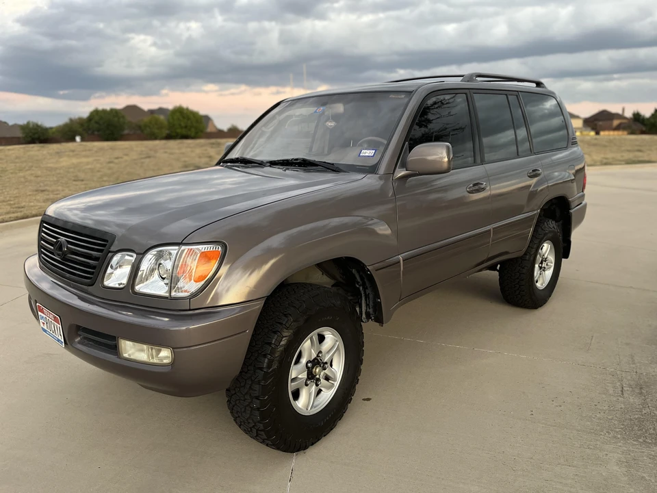 2000 Lexus LX 2nd Gen - Image 9 of 31