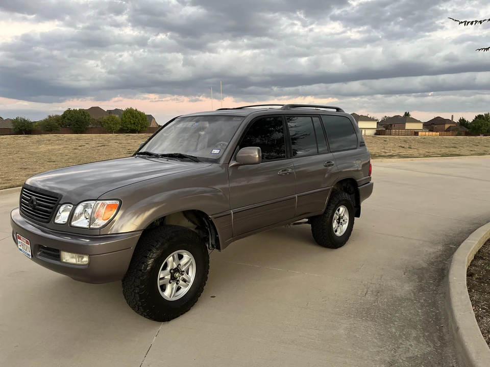 2000 Lexus LX 2nd Gen - Image 10 of 31