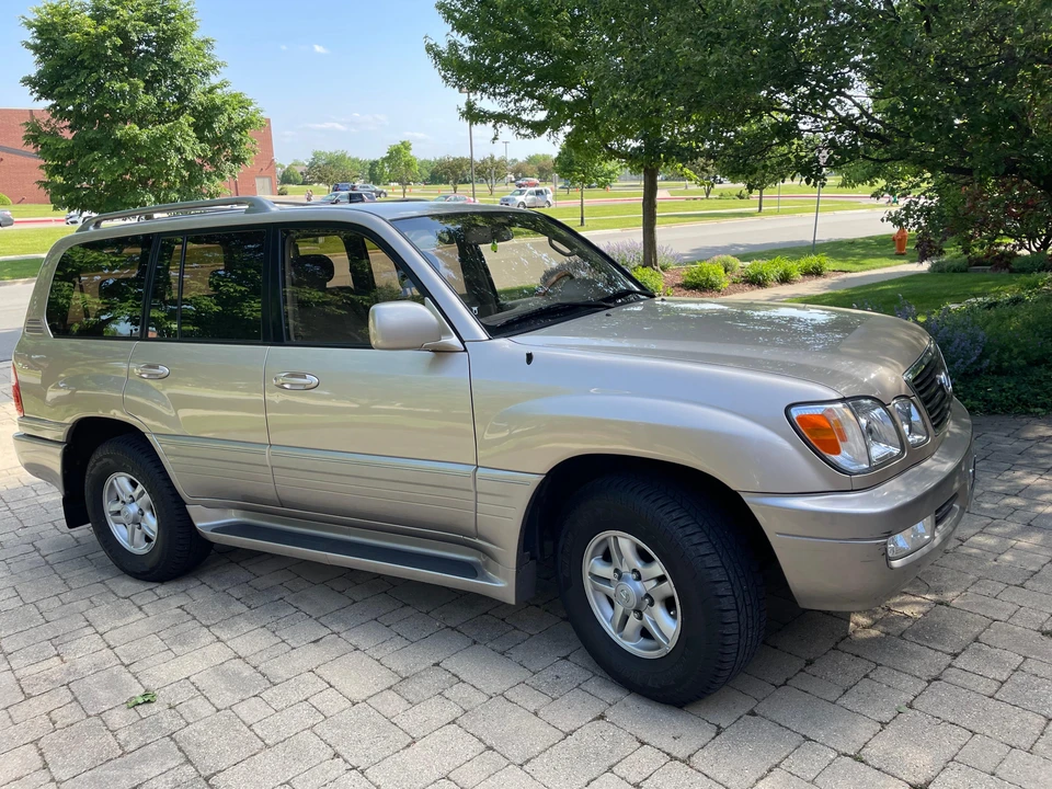 2000 Lexus LX 2nd Gen - Image 11 of 31