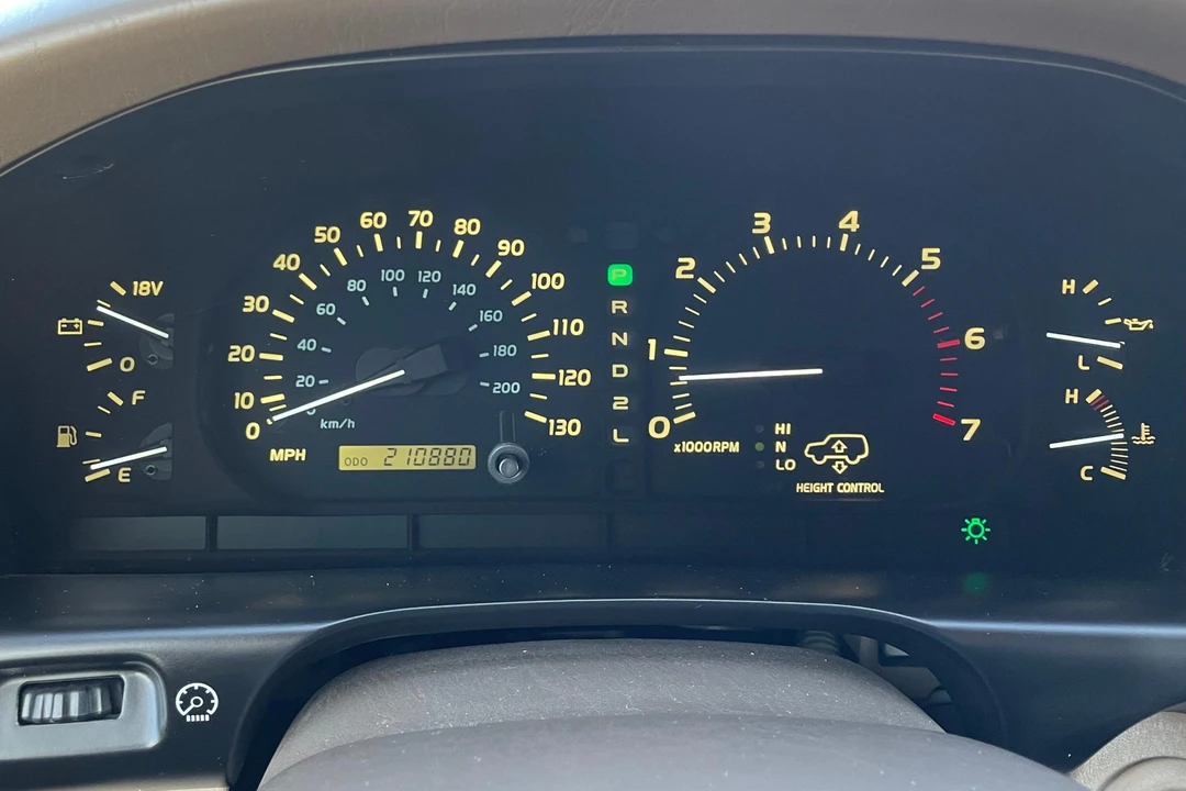 2000 Lexus LX 2nd Gen - Image 27 of 31