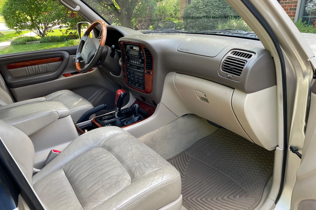 2000 Lexus LX 2nd Gen - Image 24 of 31