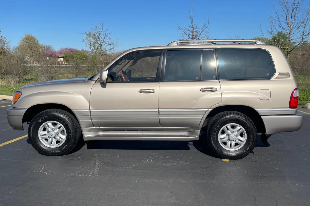2000 Lexus LX 2nd Gen - Image 3 of 31