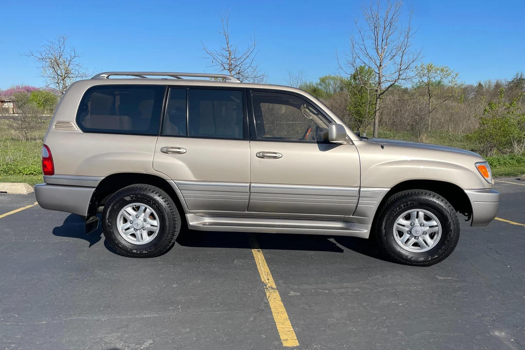 2000 Lexus LX 2nd Gen - Image 10 of 31