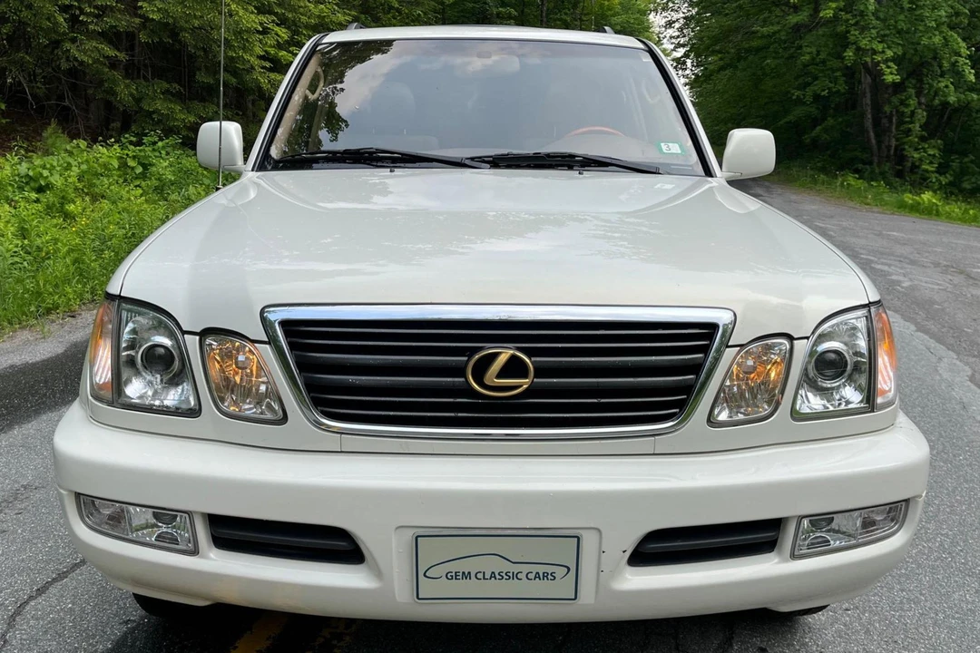 2000 Lexus LX 2nd Gen - Image 2 of 31