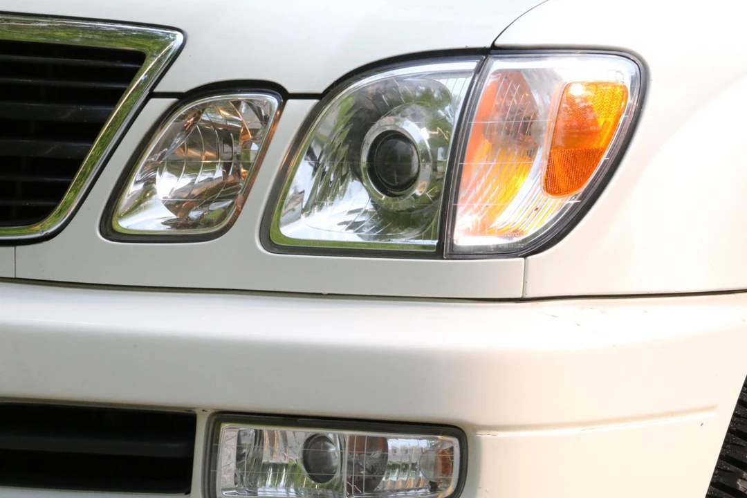 2000 Lexus LX 2nd Gen - Image 29 of 31