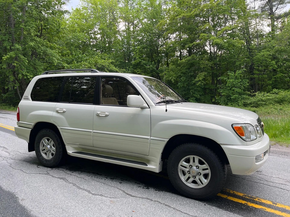 2000 Lexus LX 2nd Gen - Image 21 of 31