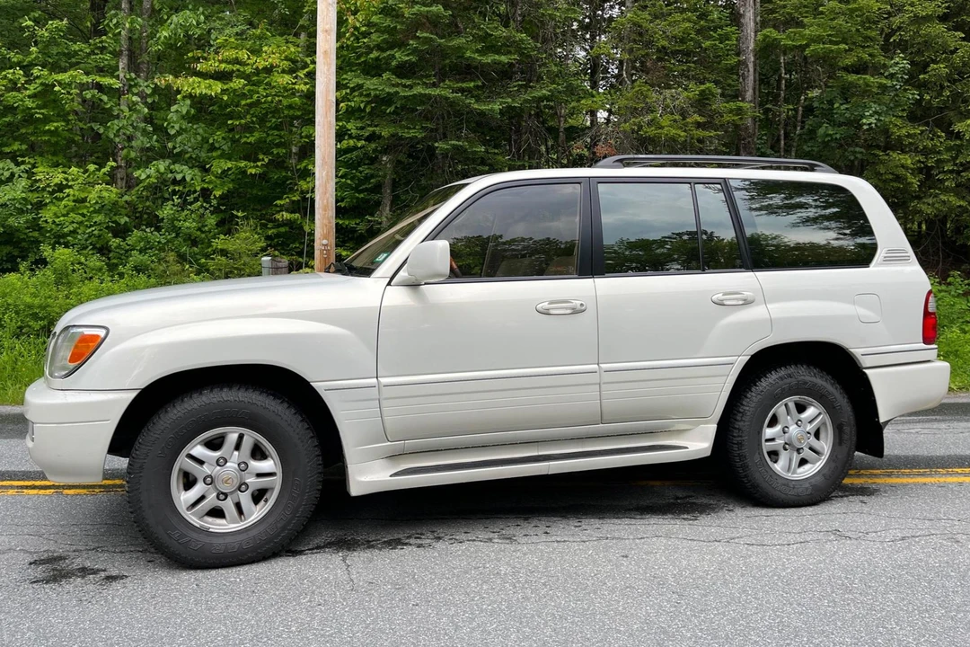 2000 Lexus LX 2nd Gen - Image 3 of 31