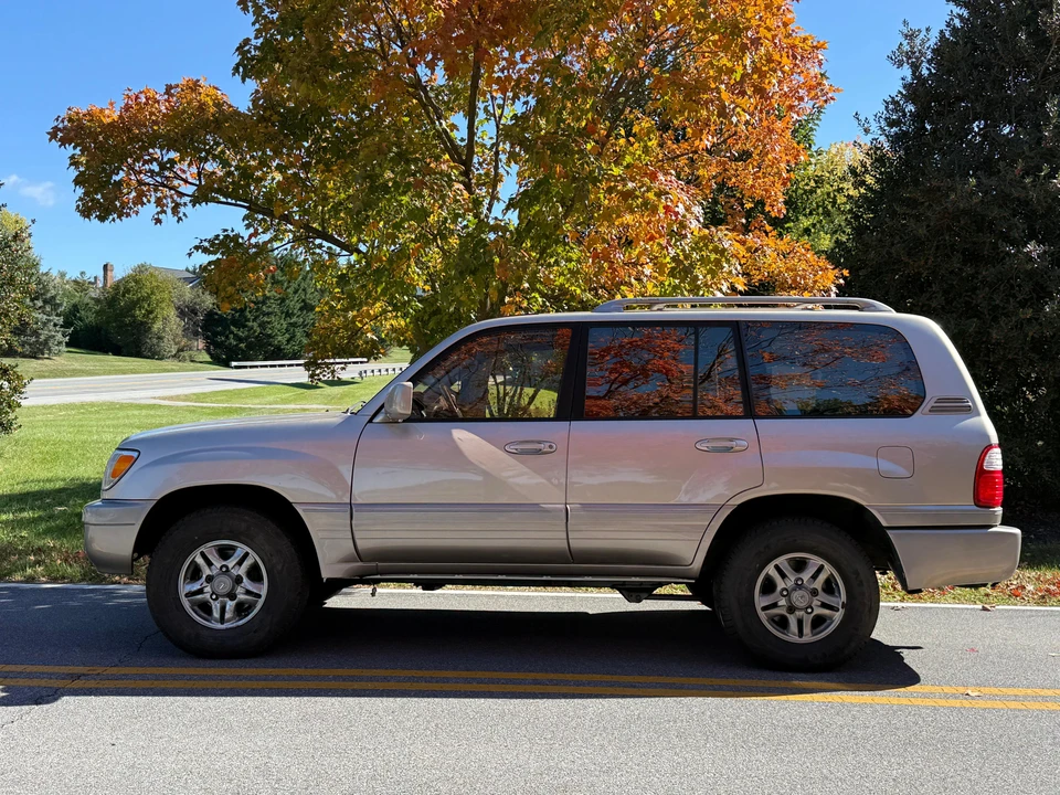 2000 Lexus LX 2nd Gen - Image 13 of 31