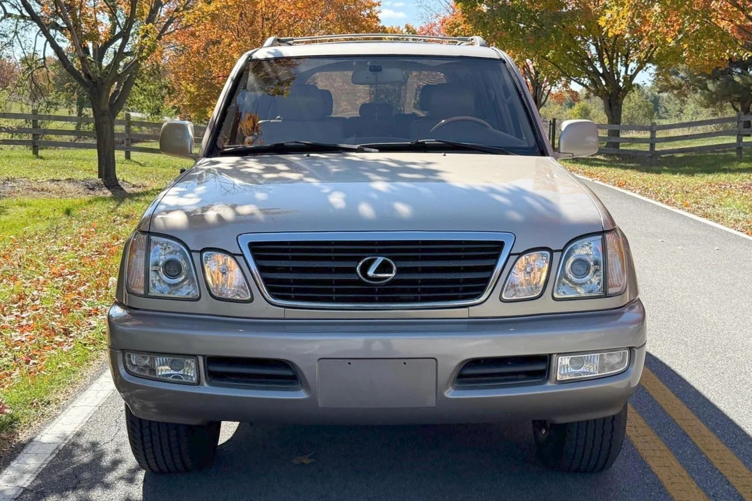 2000 Lexus LX 2nd Gen - Image 2 of 31