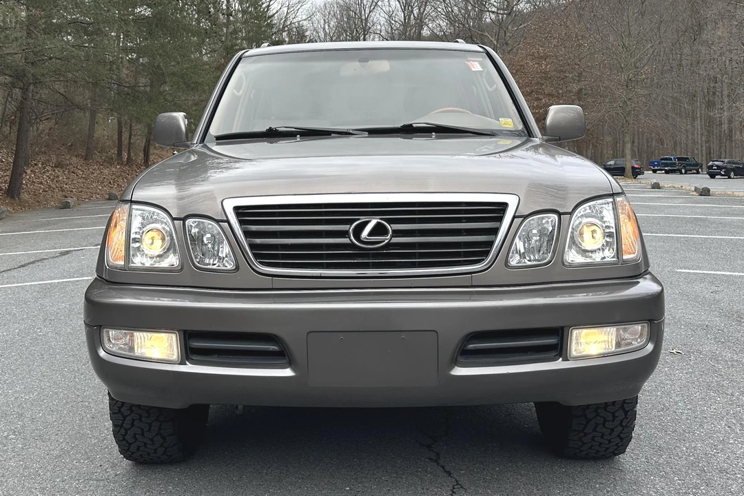 2000 Lexus LX 2nd Gen - Image 2 of 31