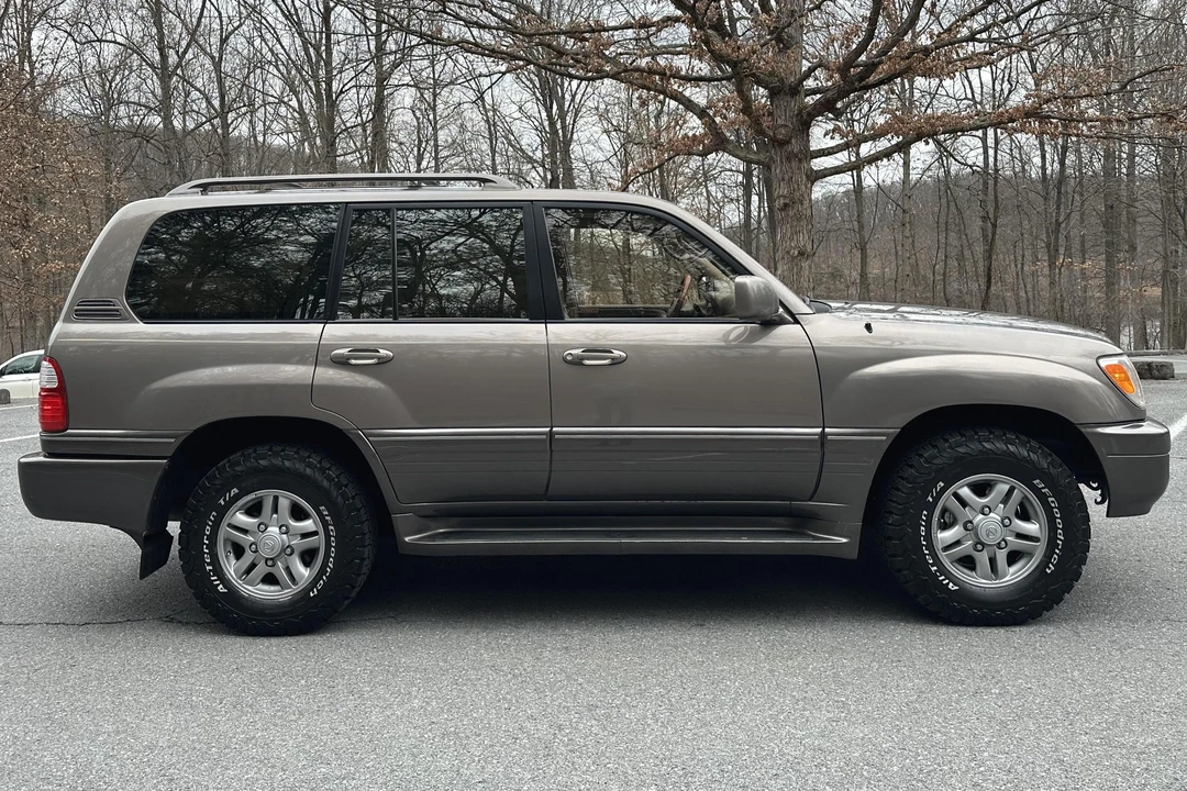 2000 Lexus LX 2nd Gen - Image 3 of 31