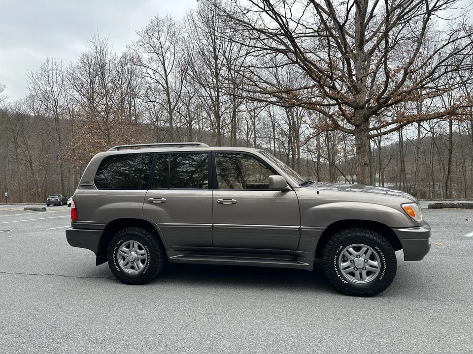 2000 Lexus LX 2nd Gen - Image 21 of 31