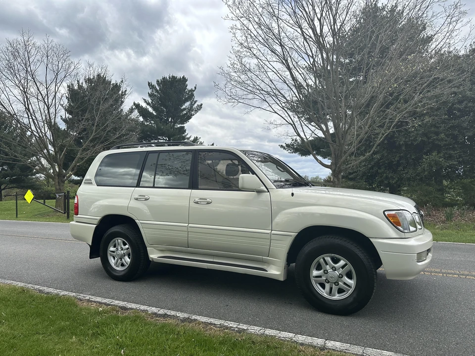 2000 Lexus LX 2nd Gen - Image 17 of 31