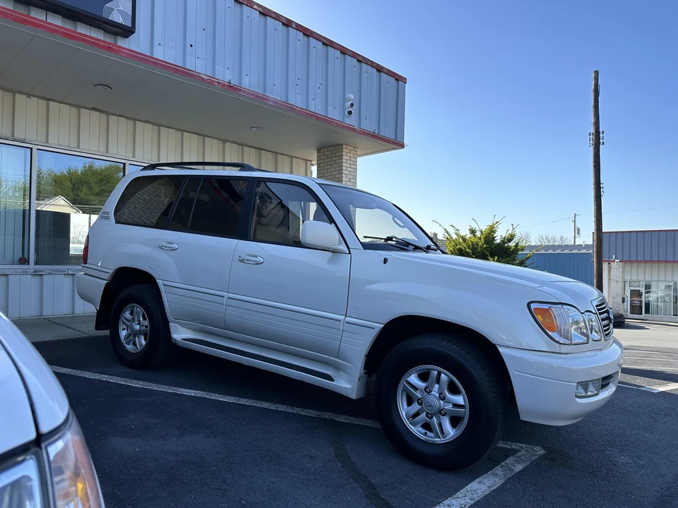 2000 Lexus LX 2nd Gen - Image 18 of 31