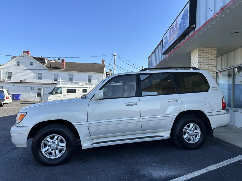 2000 Lexus LX 2nd Gen - Image 10 of 31