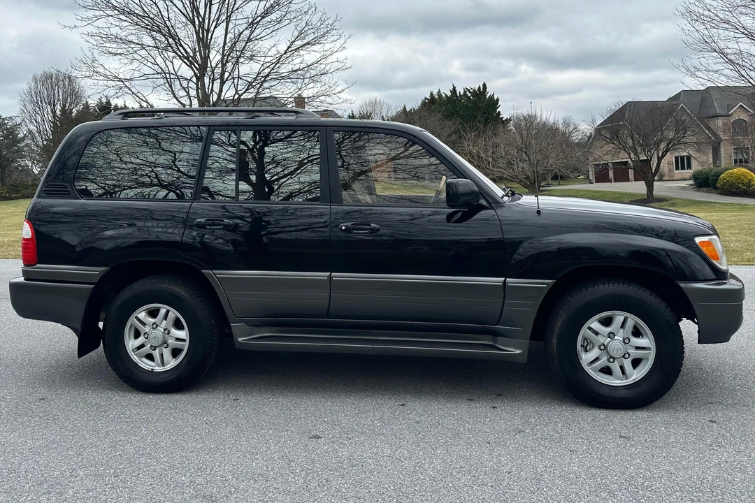 2000 Lexus LX 2nd Gen - Image 3 of 31