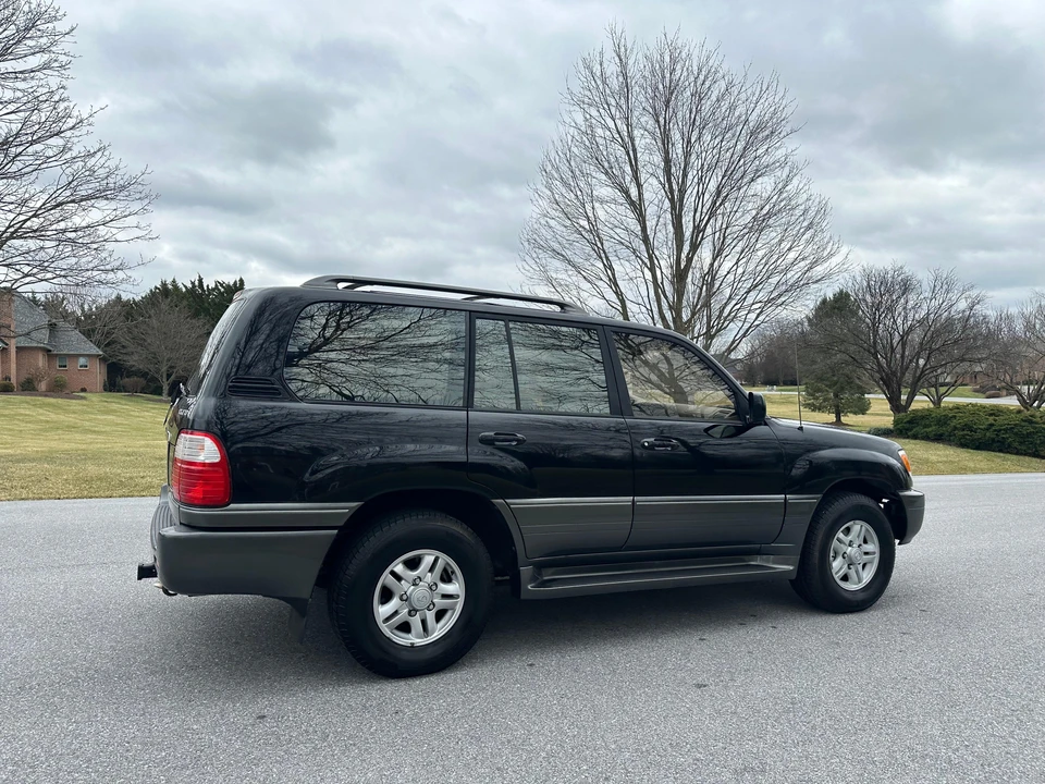 2000 Lexus LX 2nd Gen - Image 25 of 31