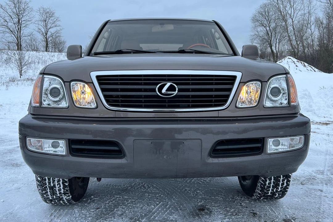 2000 Lexus LX 2nd Gen - Image 2 of 31