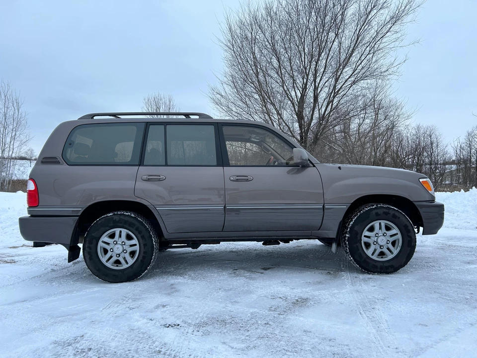 2000 Lexus LX 2nd Gen - Image 11 of 31