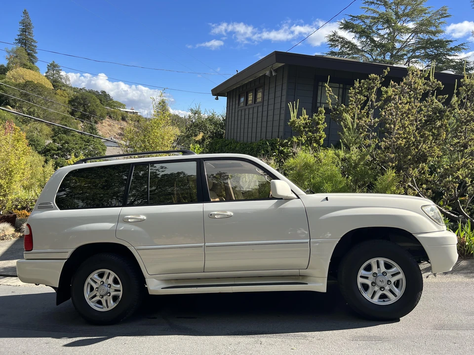 2000 Lexus LX 2nd Gen - Image 18 of 31
