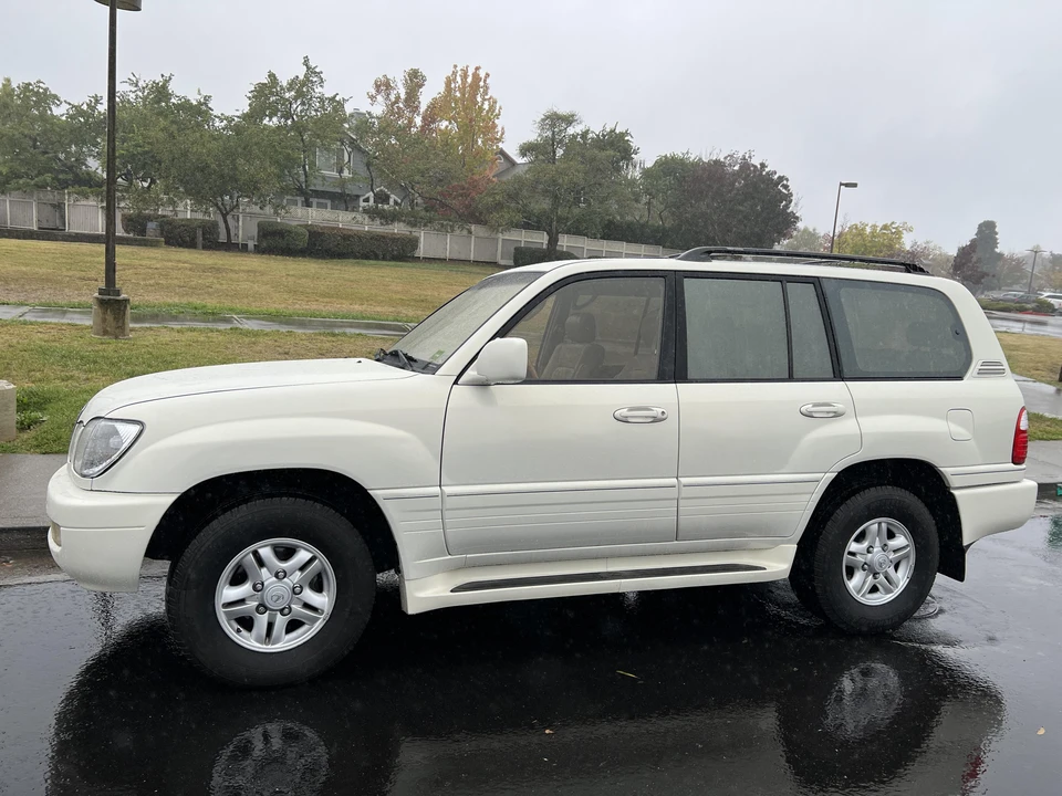 2000 Lexus LX 2nd Gen - Image 10 of 31