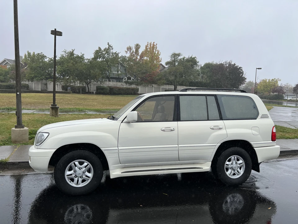 2000 Lexus LX 2nd Gen - Image 9 of 31