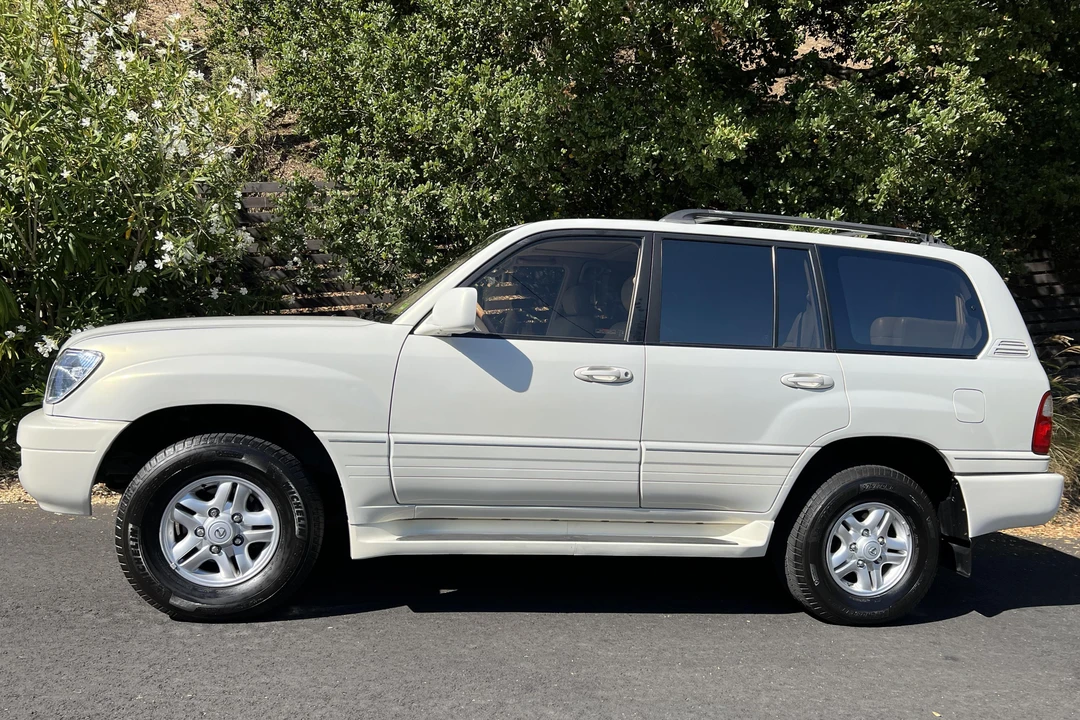 2000 Lexus LX 2nd Gen - Image 3 of 31