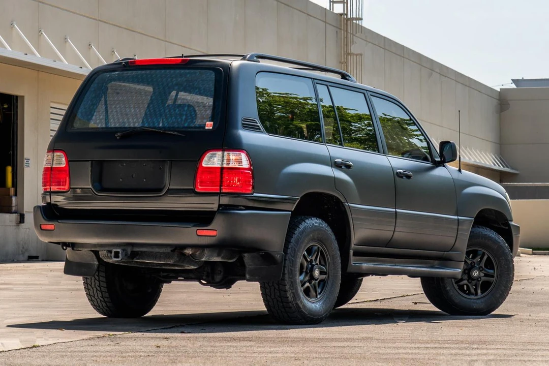 2000 Lexus LX 2nd Gen - Image 3 of 31