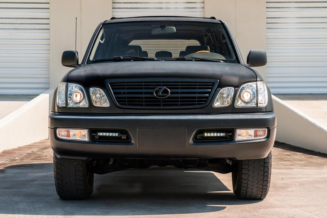2000 Lexus LX 2nd Gen - Image 2 of 31