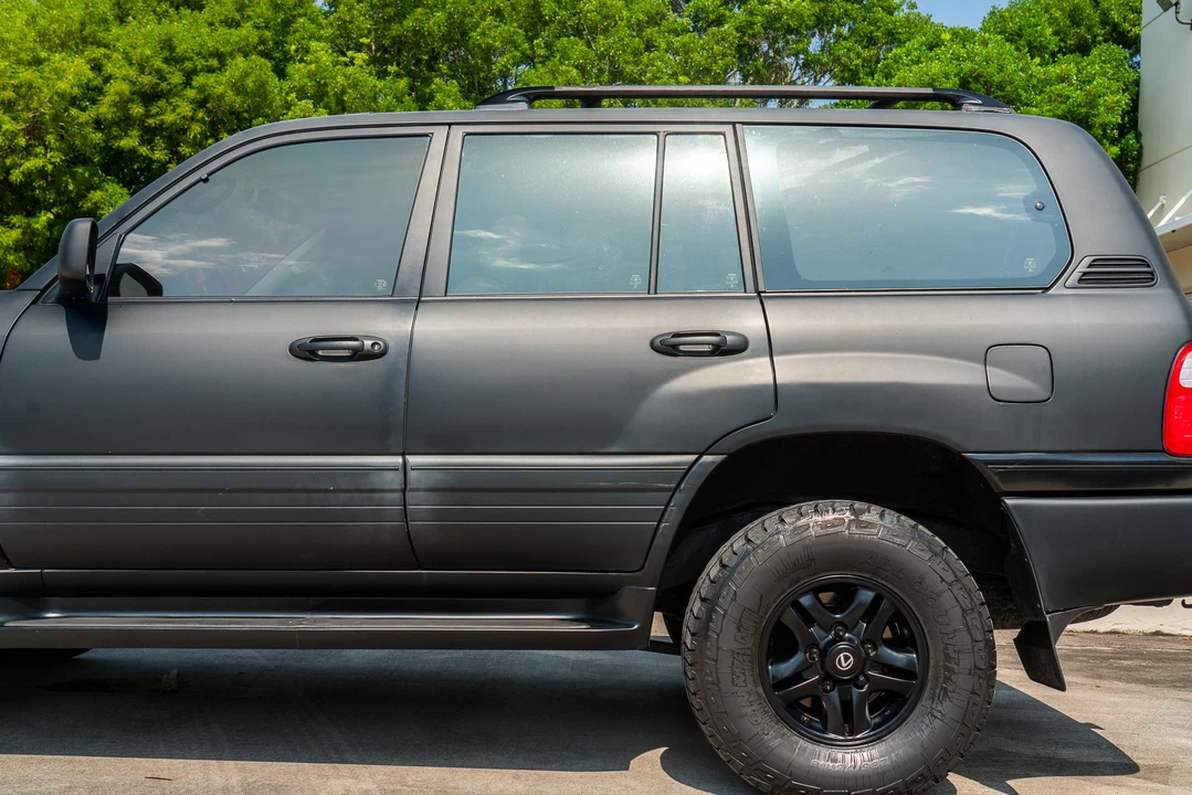 2000 Lexus LX 2nd Gen - Image 18 of 31