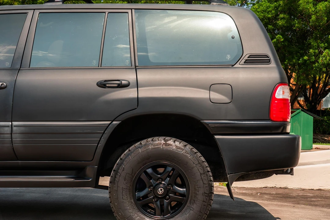 2000 Lexus LX 2nd Gen - Image 19 of 31