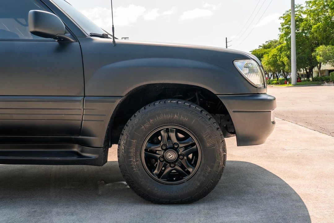 2000 Lexus LX 2nd Gen - Image 28 of 31