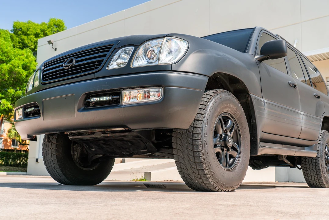 2000 Lexus LX 2nd Gen - Image 13 of 31