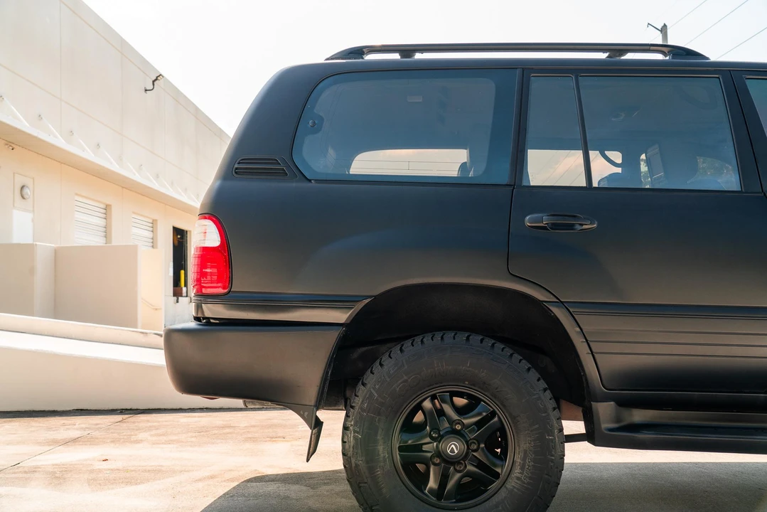 2000 Lexus LX 2nd Gen - Image 23 of 31