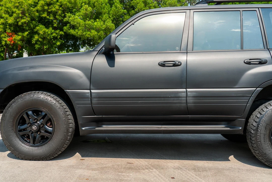 2000 Lexus LX 2nd Gen - Image 15 of 31