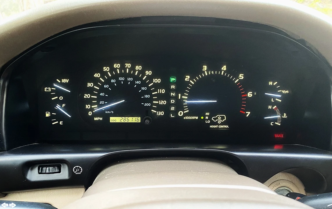 2000 Lexus LX 2nd Gen - Image 19 of 21