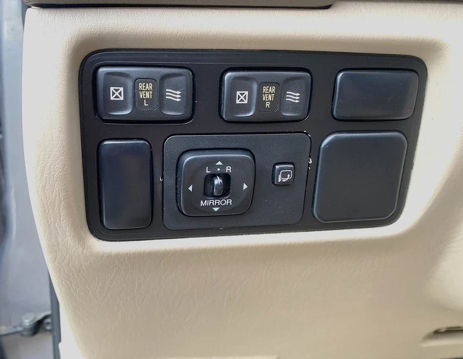 2000 Lexus LX 2nd Gen - Image 20 of 21