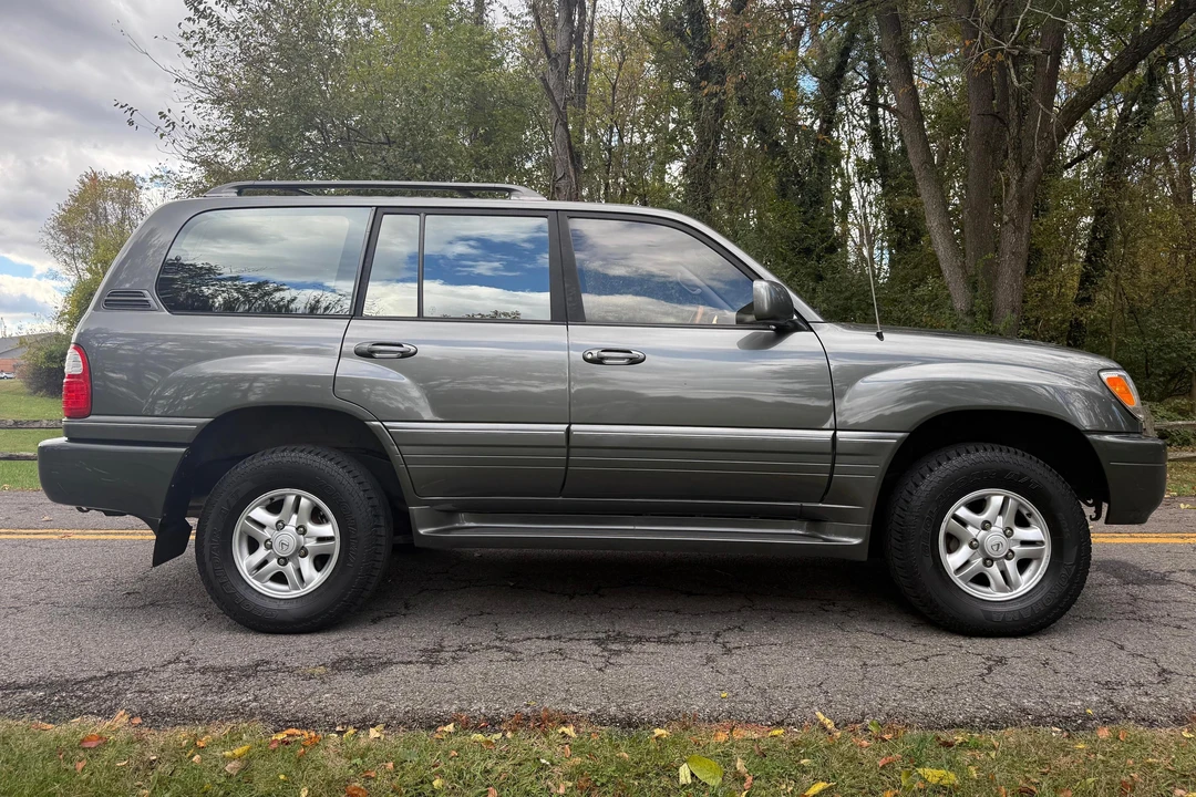 2000 Lexus LX 2nd Gen - Image 12 of 31