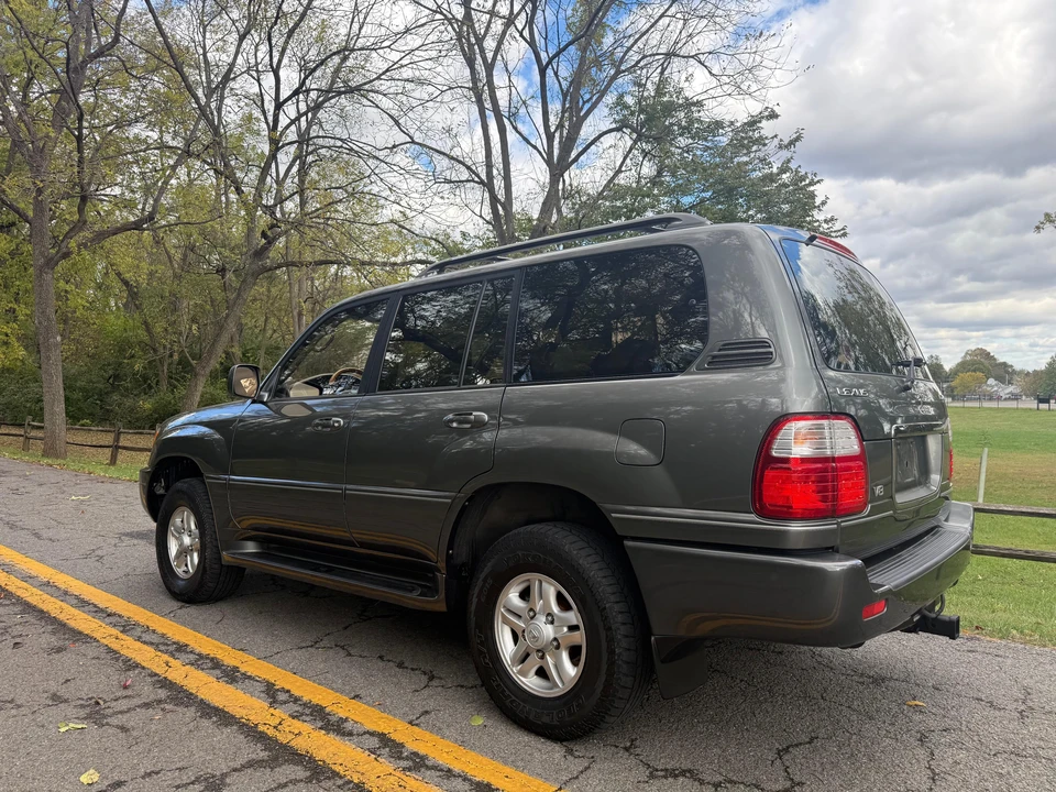2000 Lexus LX 2nd Gen - Image 9 of 31