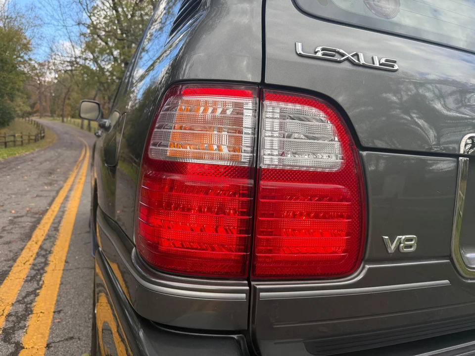 2000 Lexus LX 2nd Gen - Image 18 of 31